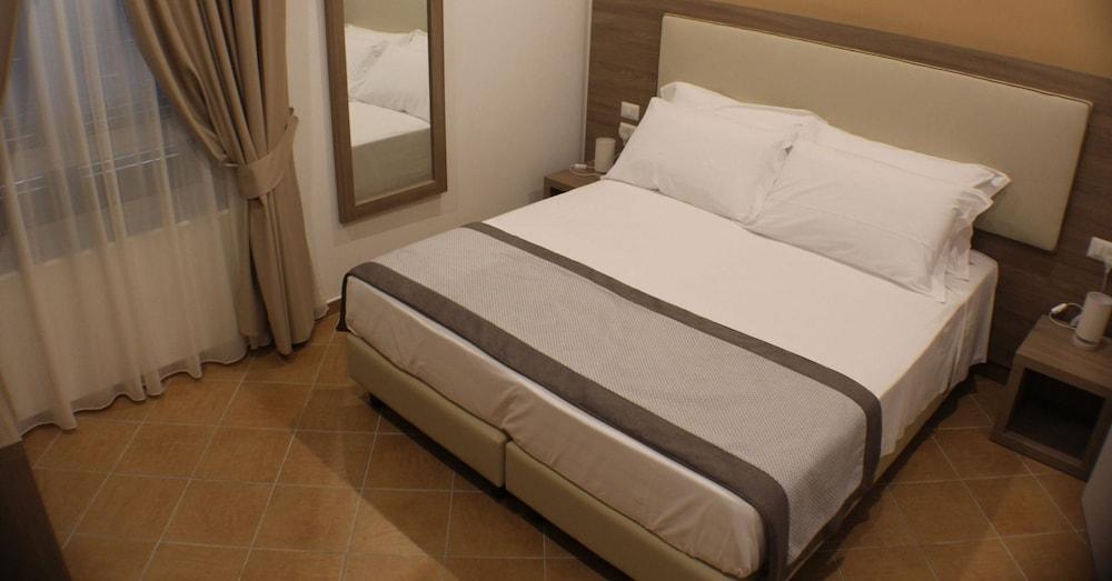 Hotiday Room Collection - Napoli Residenza Scarlatti Εξωτερικό φωτογραφία